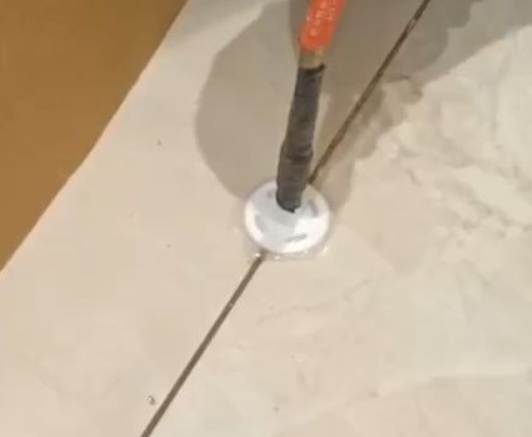 永仁瓷砖空鼓维修公司专业解答瓷砖在铺贴过程中，如果没有涂抹均匀到位的粘结材料（如水泥砂浆或瓷砖胶），可能会导致以下问题