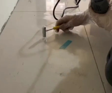永仁瓷砖开裂维修公司专业分享瓷砖在铺贴前如果没有沥干水分，将会导致以下问题