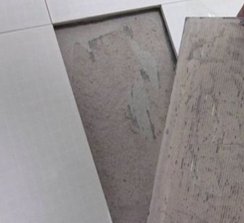 永仁瓷砖空鼓维修公司分享瓷砖铺贴时如果打浆（即涂抹在瓷砖背面和基层上的砂浆或瓷砖胶）过少，会带来以下问题